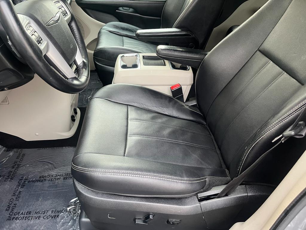 2014 Chrysler Town & Country Touring Minivan 4D