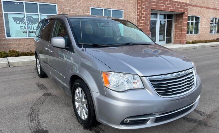 2013 Chrysler Town & Country Touring Minivan 4D