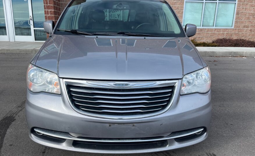 2013 Chrysler Town & Country Touring Minivan 4D