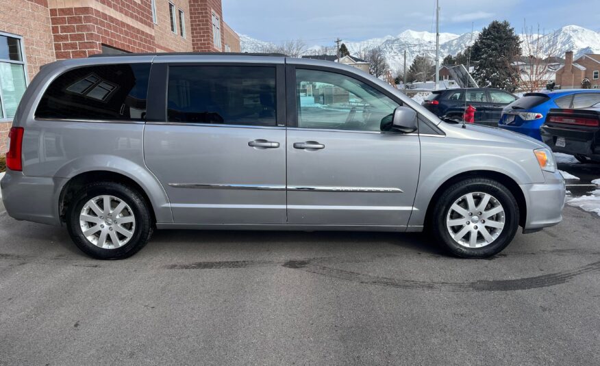 2013 Chrysler Town & Country Touring Minivan 4D