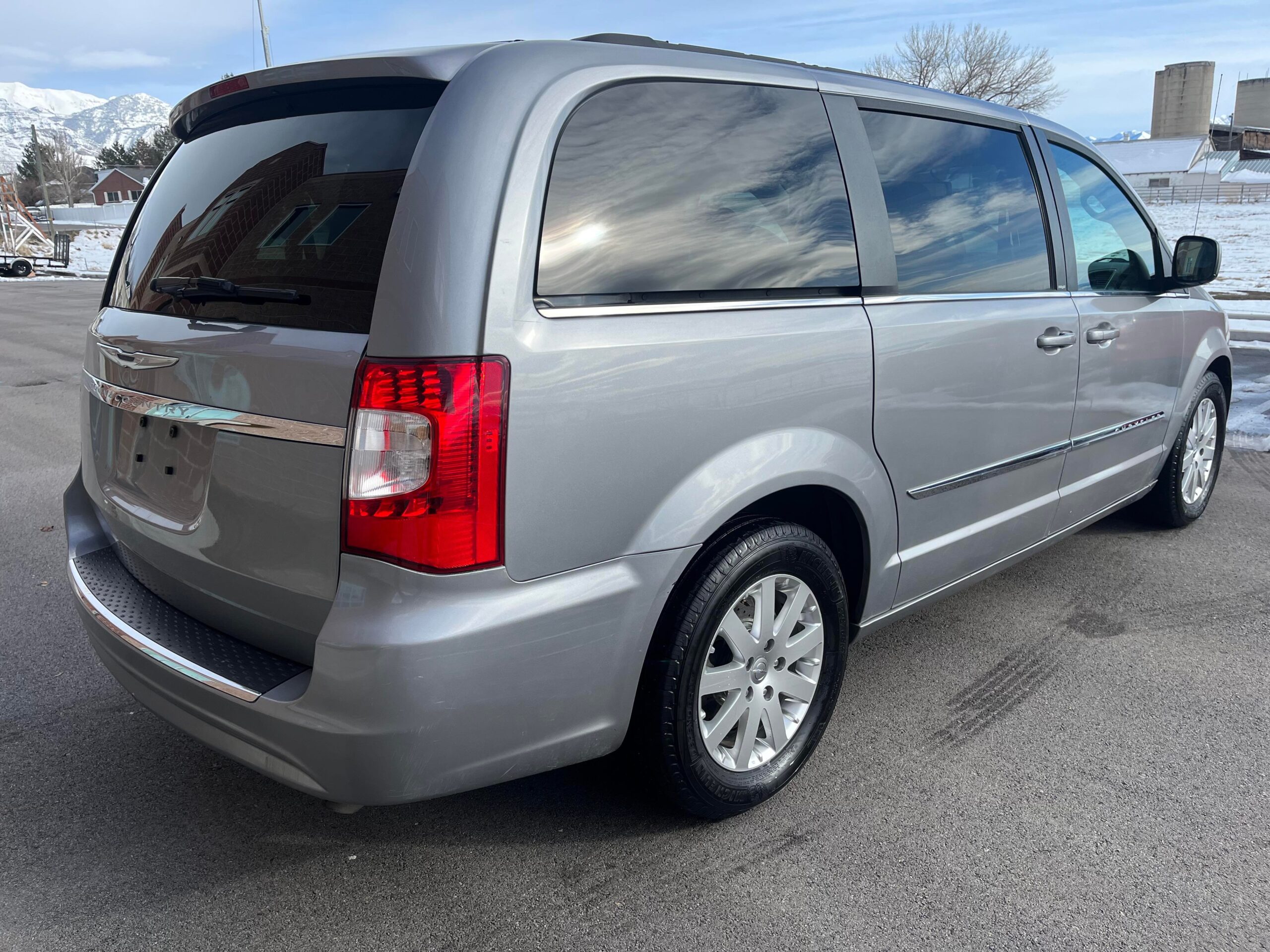 2013 Chrysler Town & Country Touring Minivan 4D