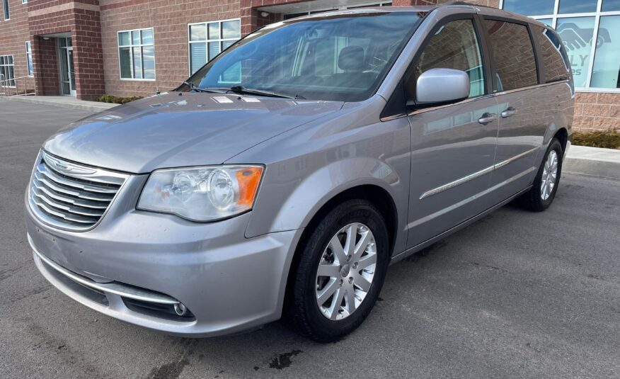 2013 Chrysler Town & Country Touring Minivan 4D