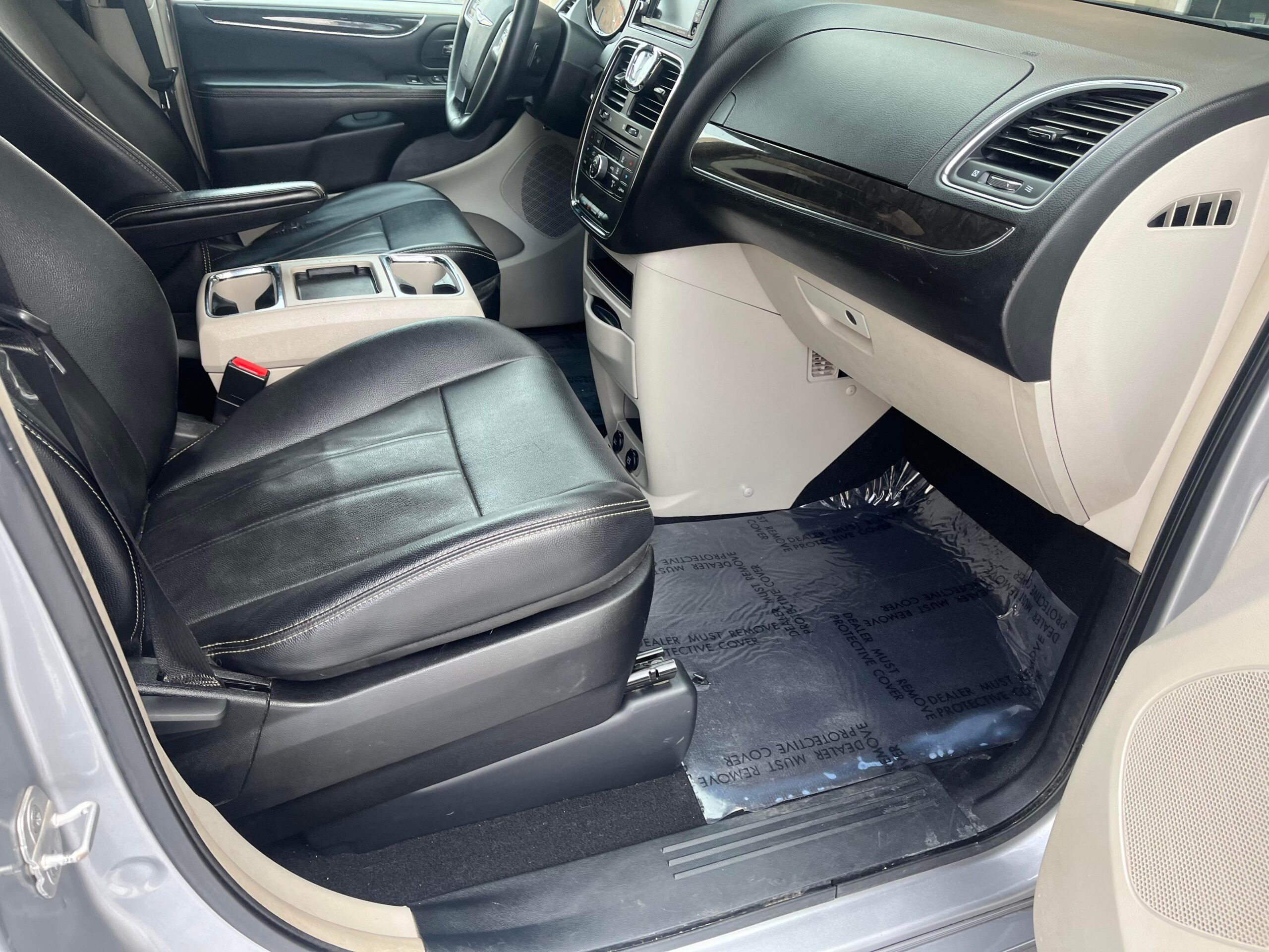 2013 Chrysler Town & Country Touring Minivan 4D