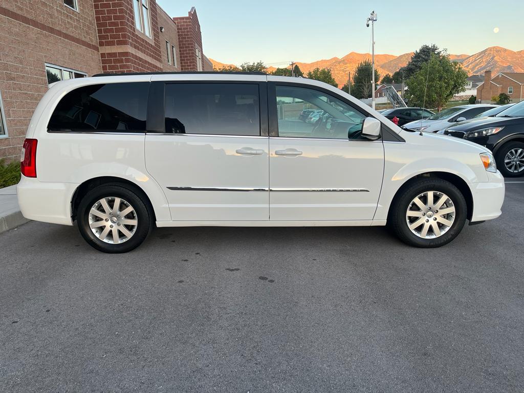 2016 Chrysler Town & Country Touring Minivan 4D