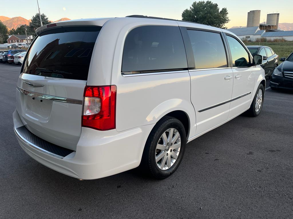 2016 Chrysler Town & Country Touring Minivan 4D