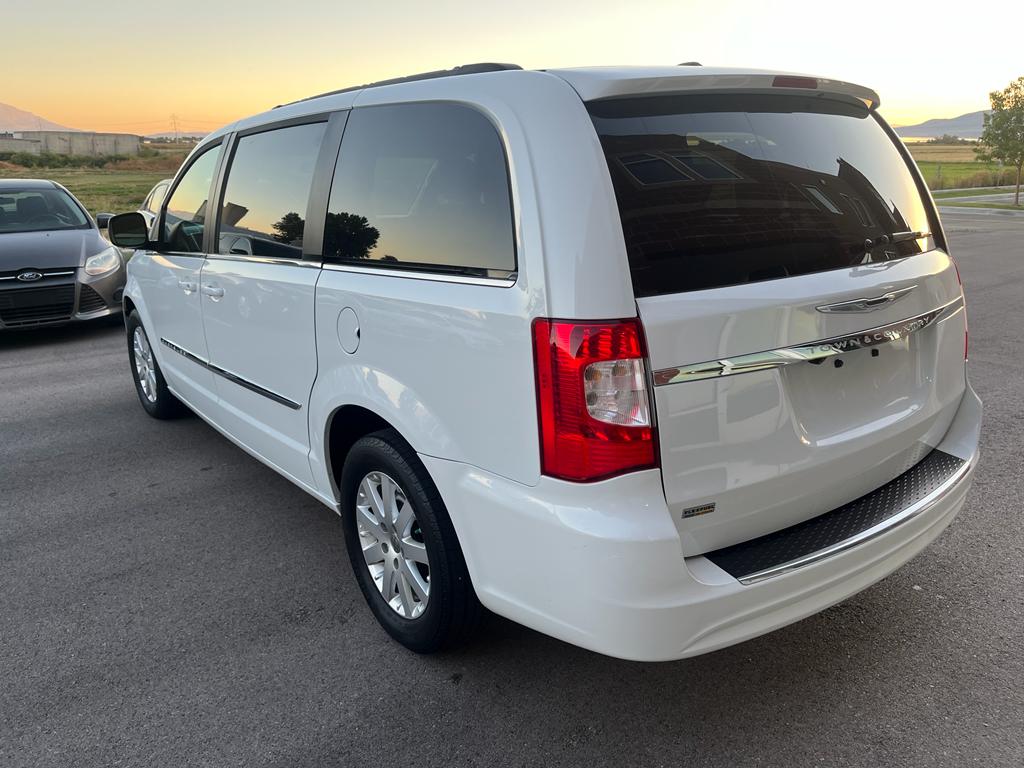 2016 Chrysler Town & Country Touring Minivan 4D