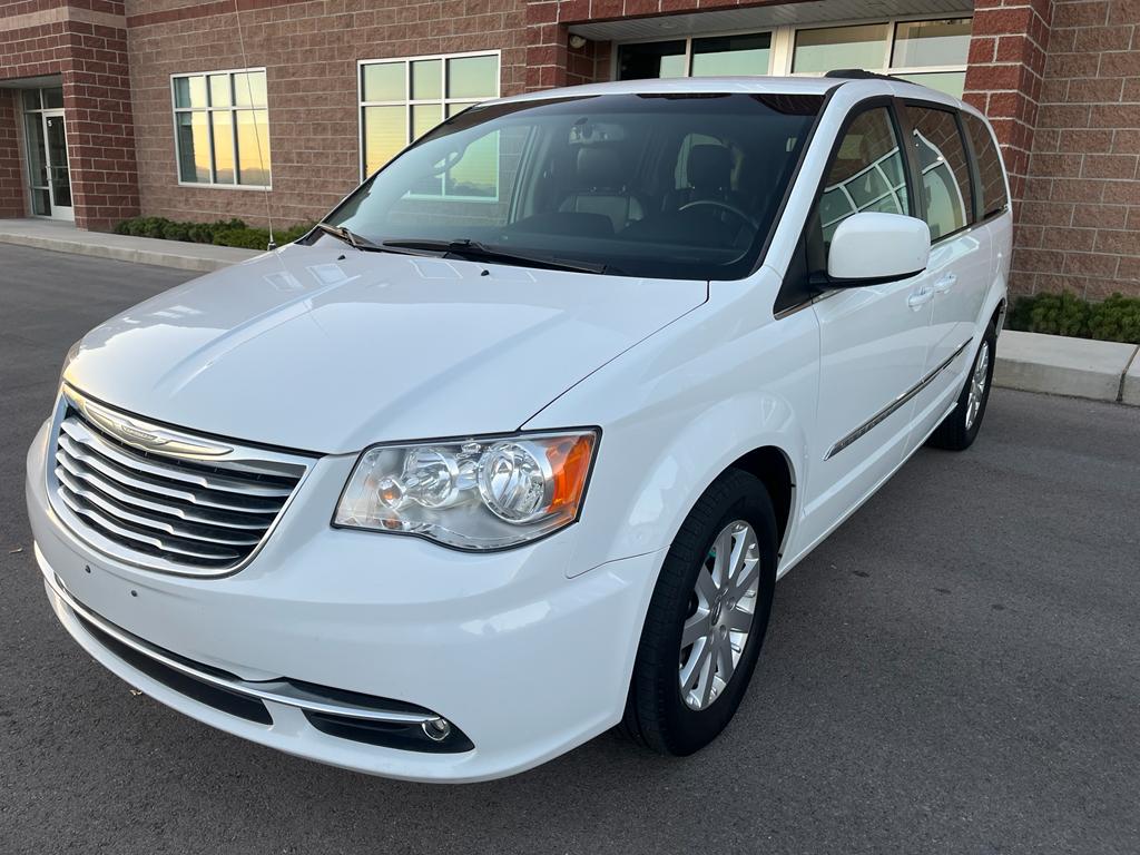 2016 Chrysler Town & Country Touring Minivan 4D