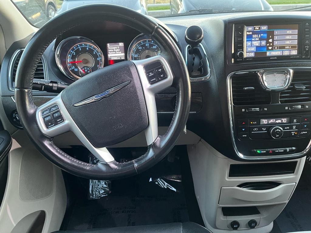 2016 Chrysler Town & Country Touring Minivan 4D