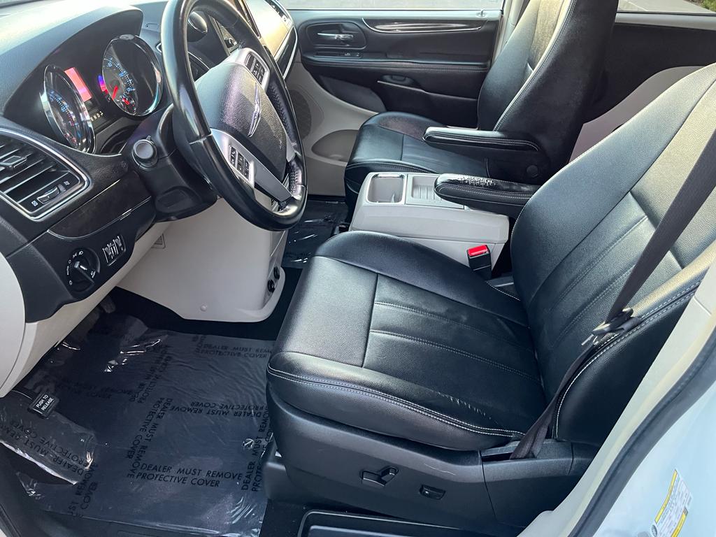 2016 Chrysler Town & Country Touring Minivan 4D