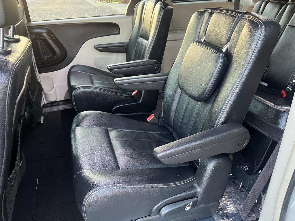 2016 Chrysler Town & Country Touring Minivan 4D