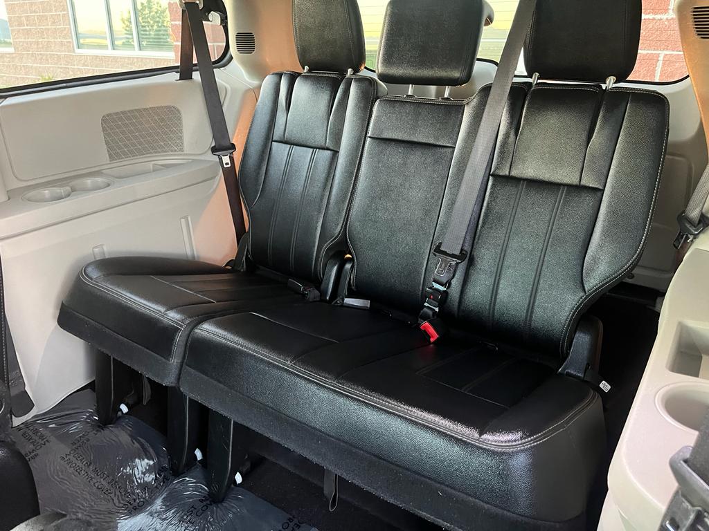 2016 Chrysler Town & Country Touring Minivan 4D