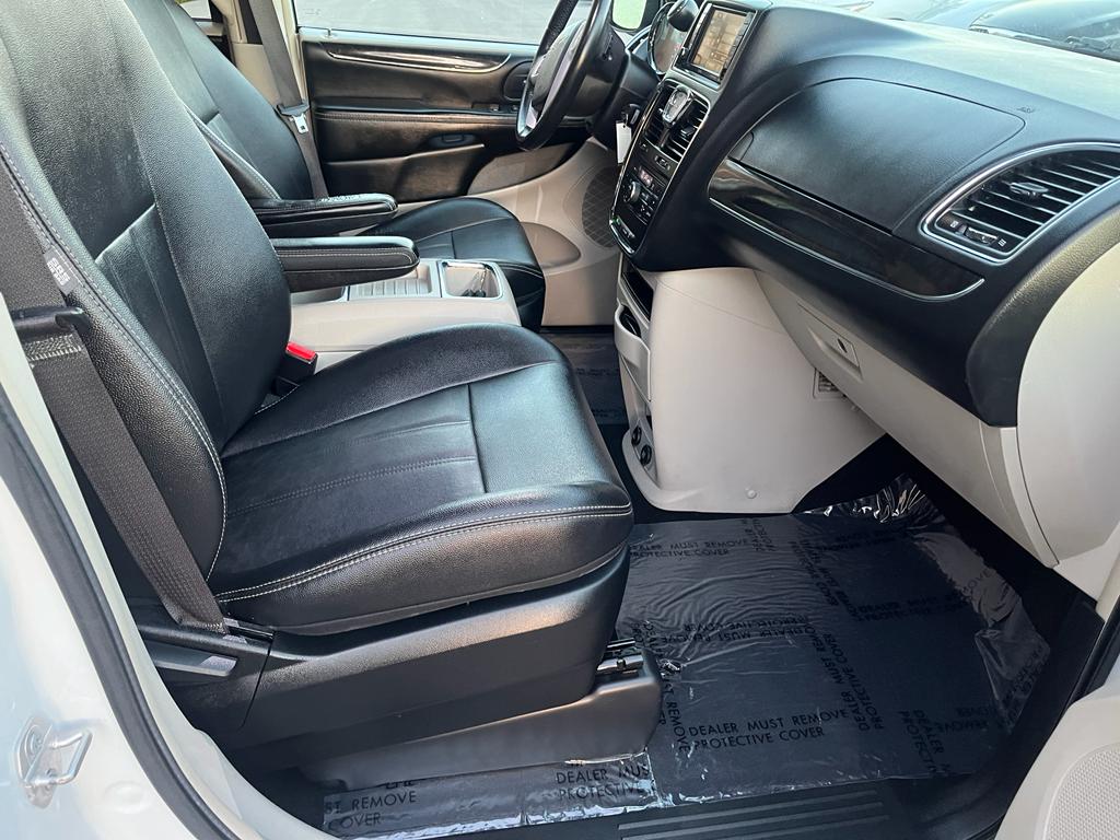 2016 Chrysler Town & Country Touring Minivan 4D