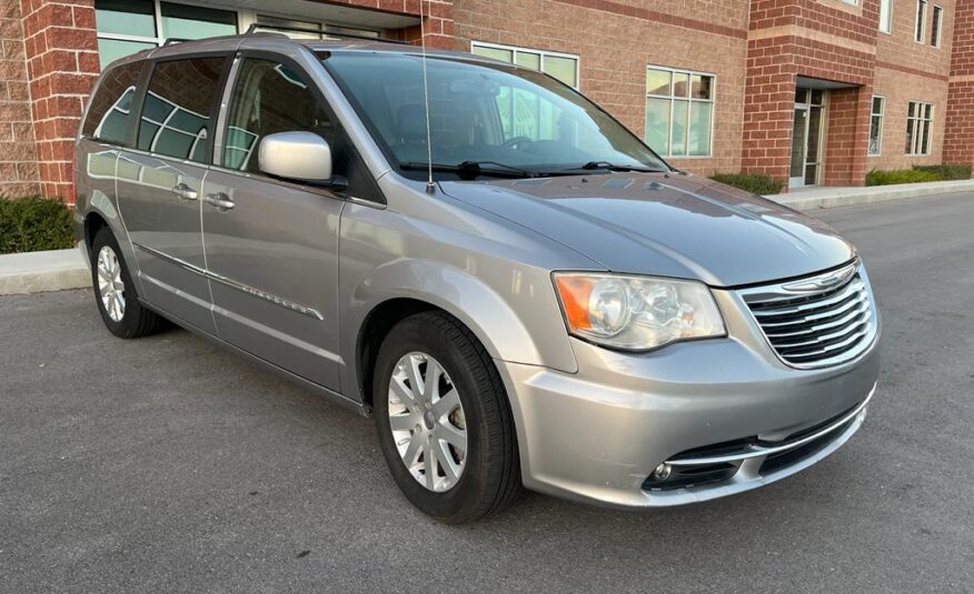 2014 Chrysler Town & Country Touring Minivan 4D