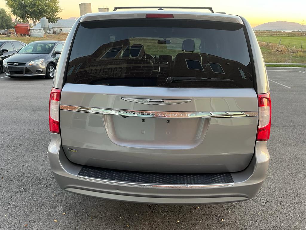 2014 Chrysler Town & Country Touring Minivan 4D