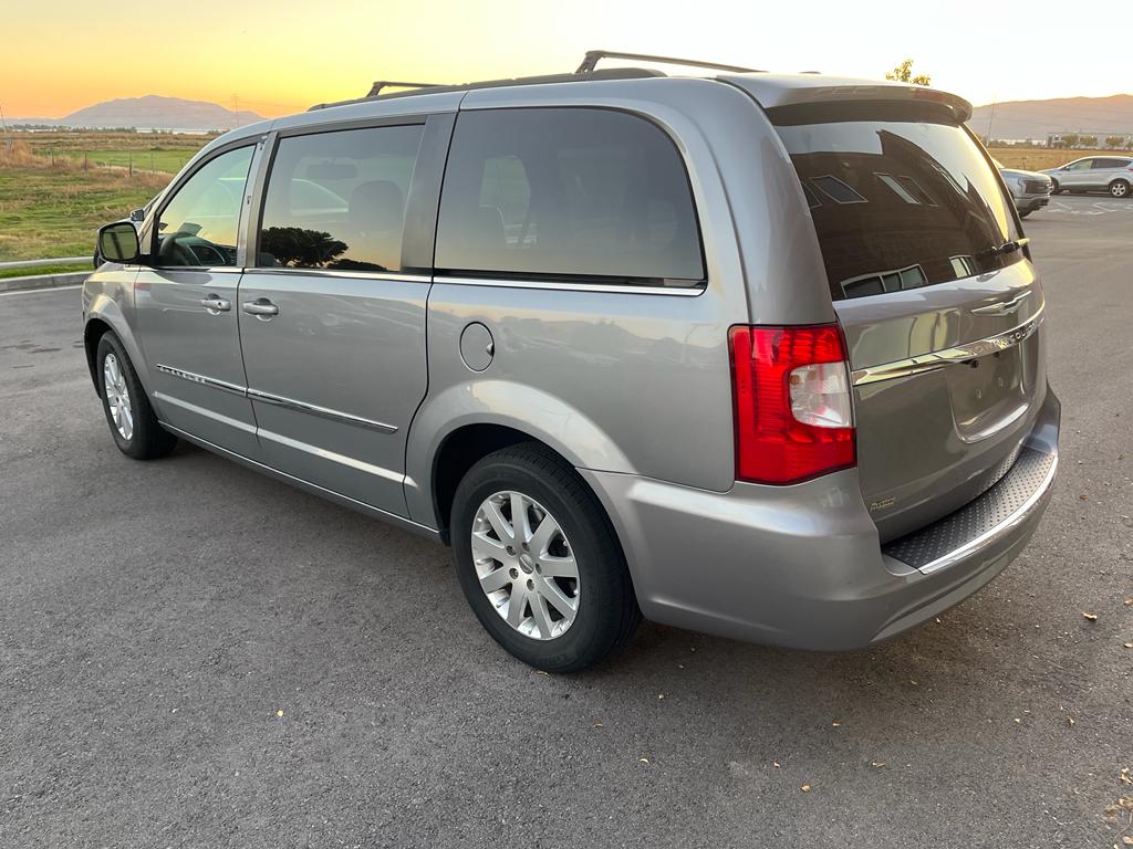 2014 Chrysler Town & Country Touring Minivan 4D