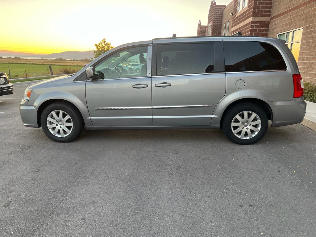 2014 Chrysler Town & Country Touring Minivan 4D