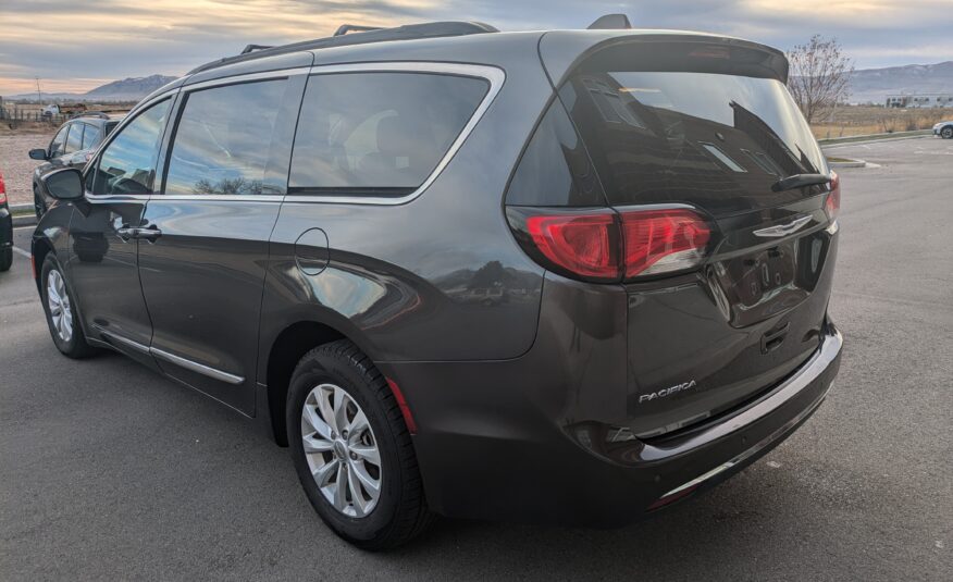 2017 Chrysler Pacifica Touring-L Minivan 4D