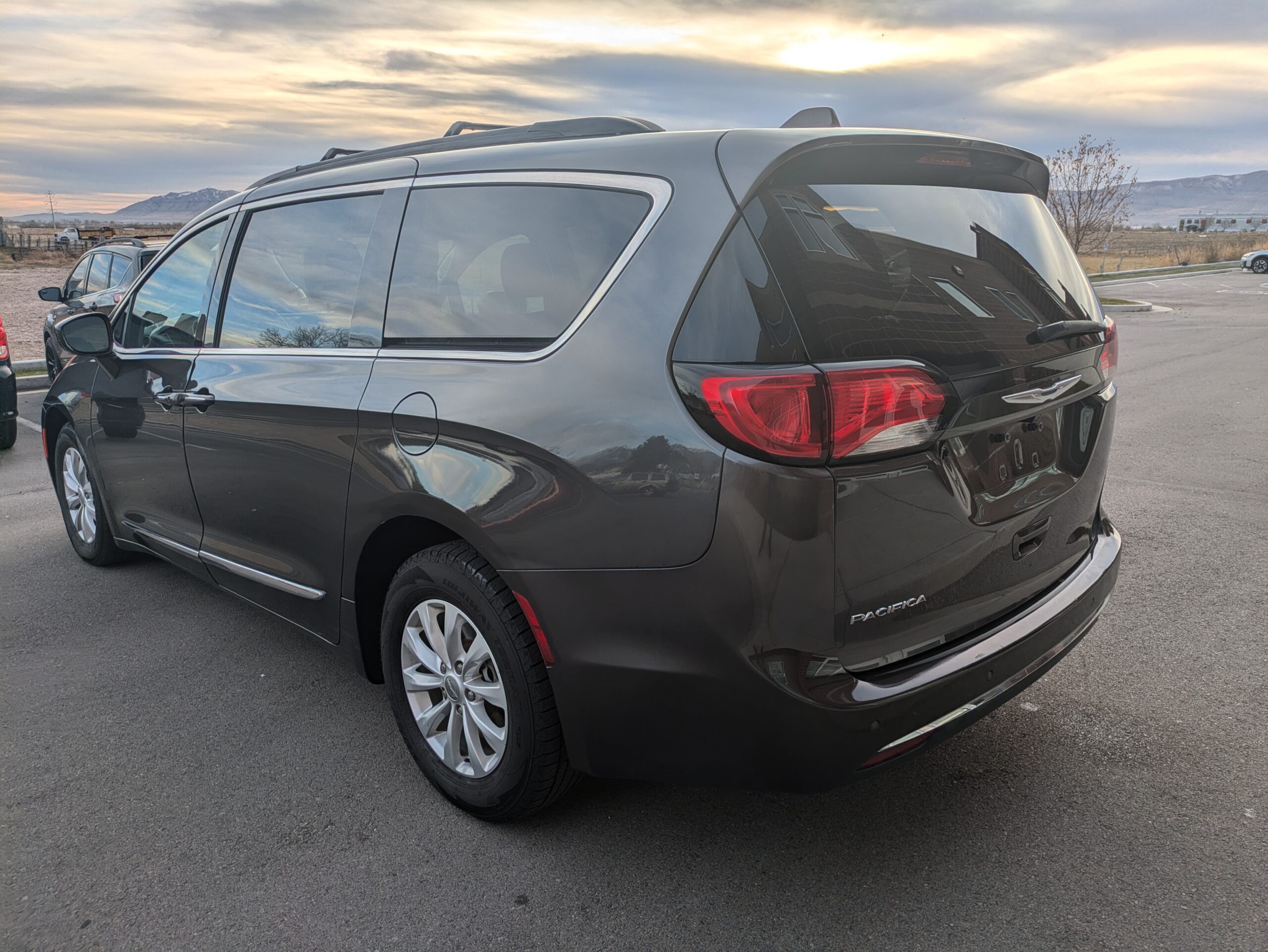 2017 Chrysler Pacifica Touring-L Minivan 4D