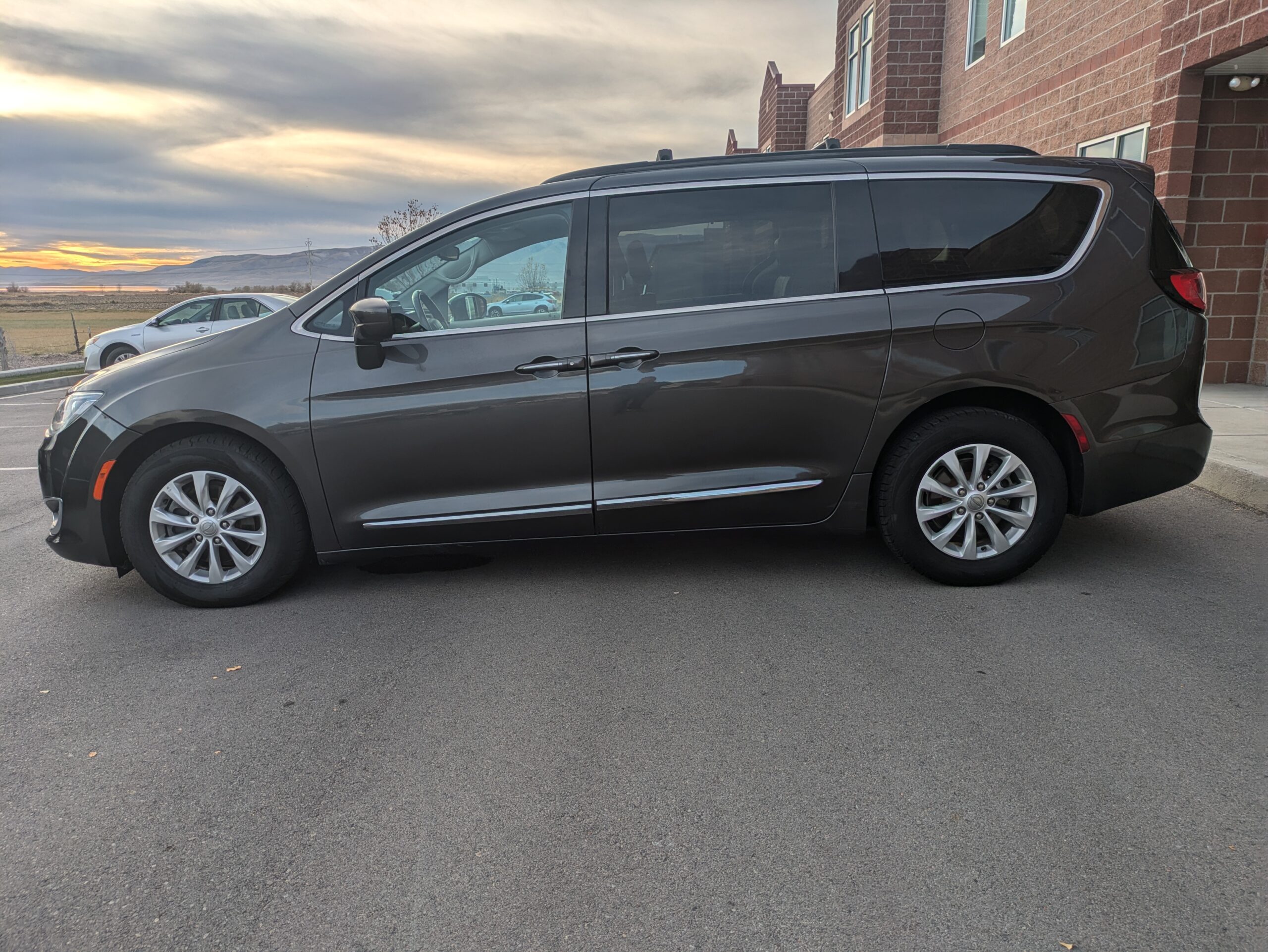 2017 Chrysler Pacifica Touring-L Minivan 4D
