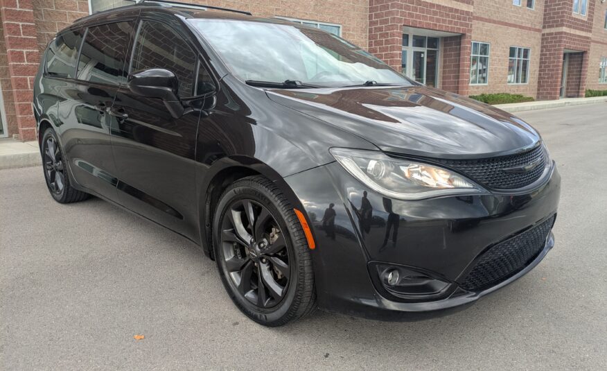 2018 Chrysler Pacifica Touring L Minivan 4D
