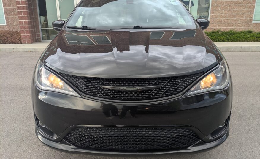 2018 Chrysler Pacifica Touring L Minivan 4D