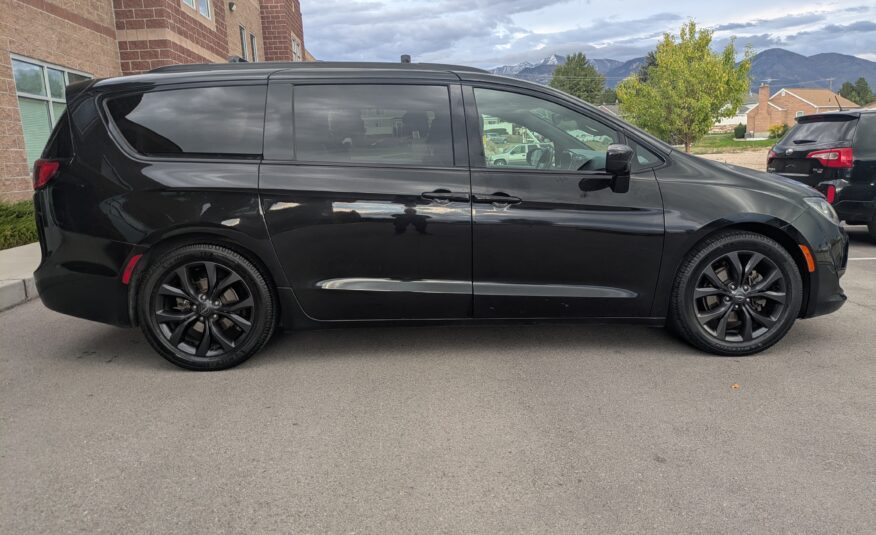2018 Chrysler Pacifica Touring L Minivan 4D