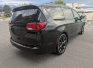 2018 Chrysler Pacifica Touring L Minivan 4D