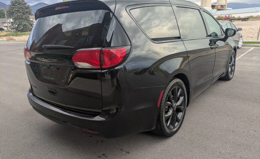 2018 Chrysler Pacifica Touring L Minivan 4D