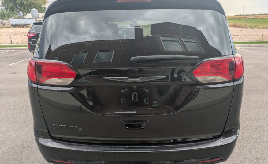 2018 Chrysler Pacifica Touring L Minivan 4D