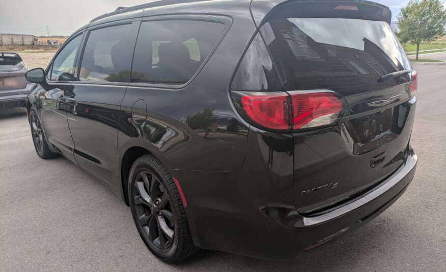 2018 Chrysler Pacifica Touring L Minivan 4D