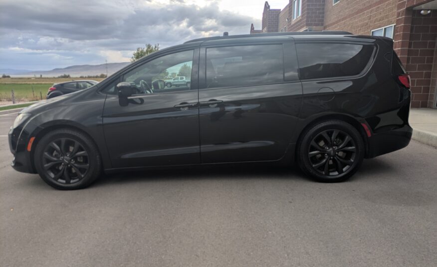2018 Chrysler Pacifica Touring L Minivan 4D