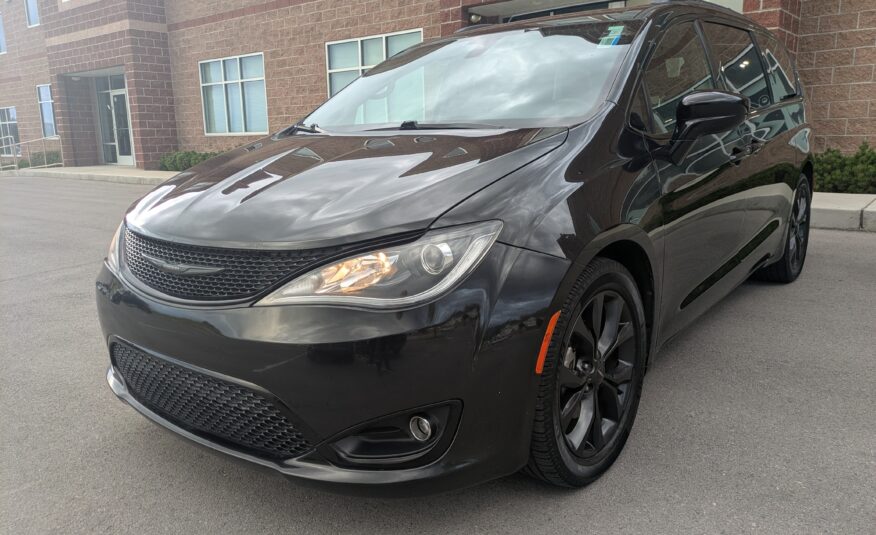 2018 Chrysler Pacifica Touring L Minivan 4D