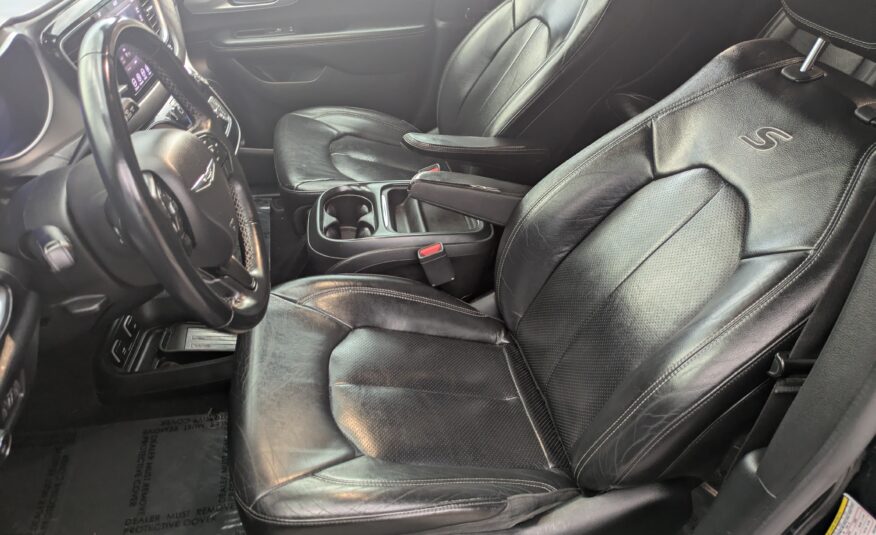 2018 Chrysler Pacifica Touring L Minivan 4D