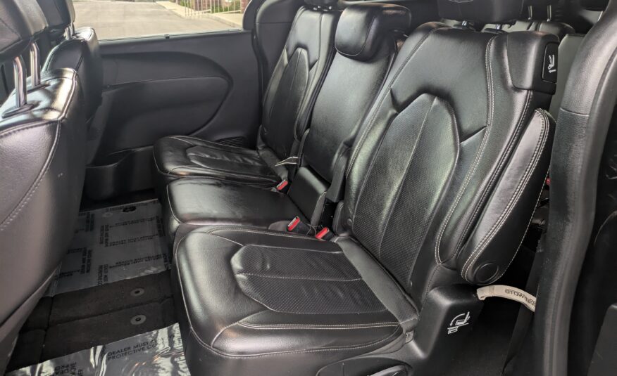 2018 Chrysler Pacifica Touring L Minivan 4D