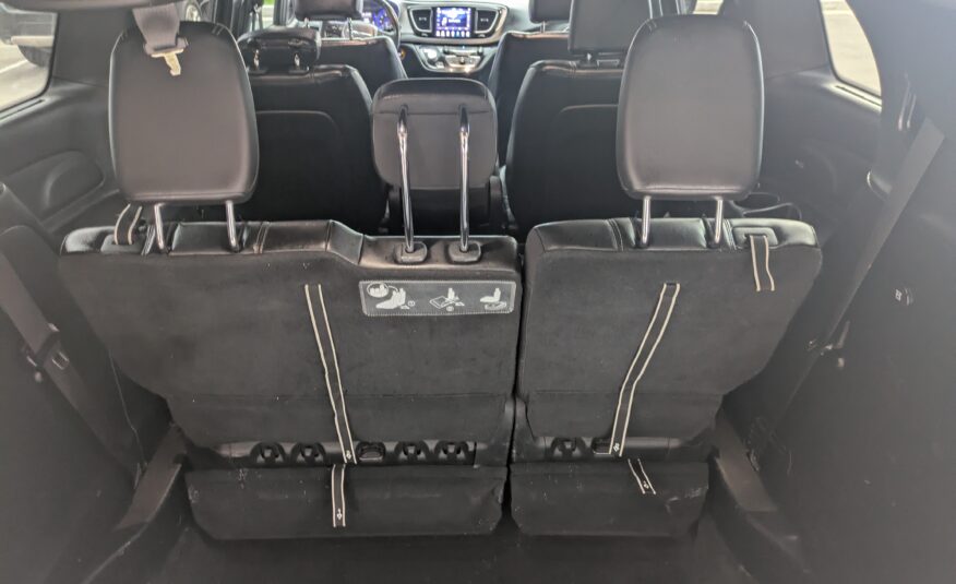 2018 Chrysler Pacifica Touring L Minivan 4D