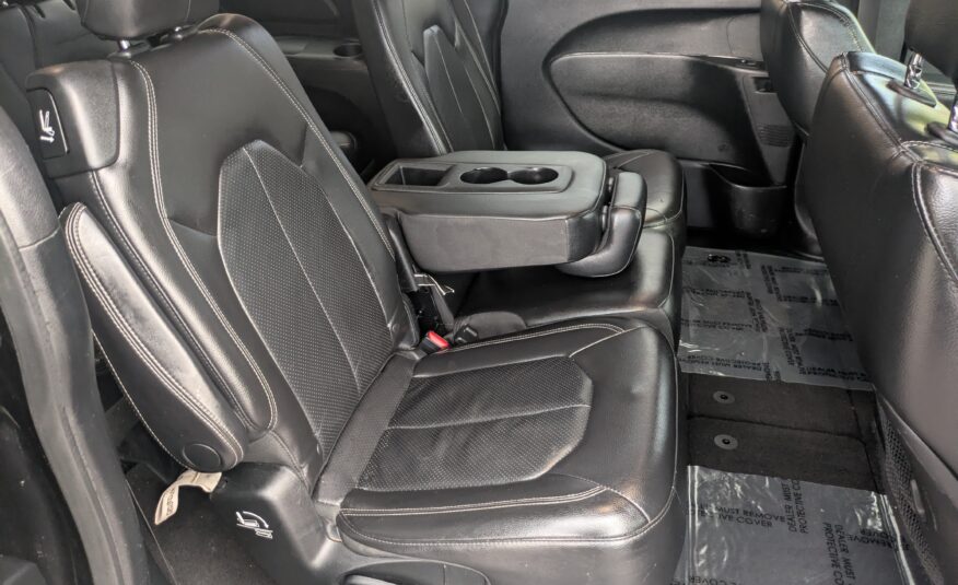 2018 Chrysler Pacifica Touring L Minivan 4D