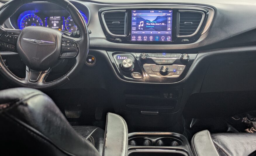 2018 Chrysler Pacifica Touring L Minivan 4D