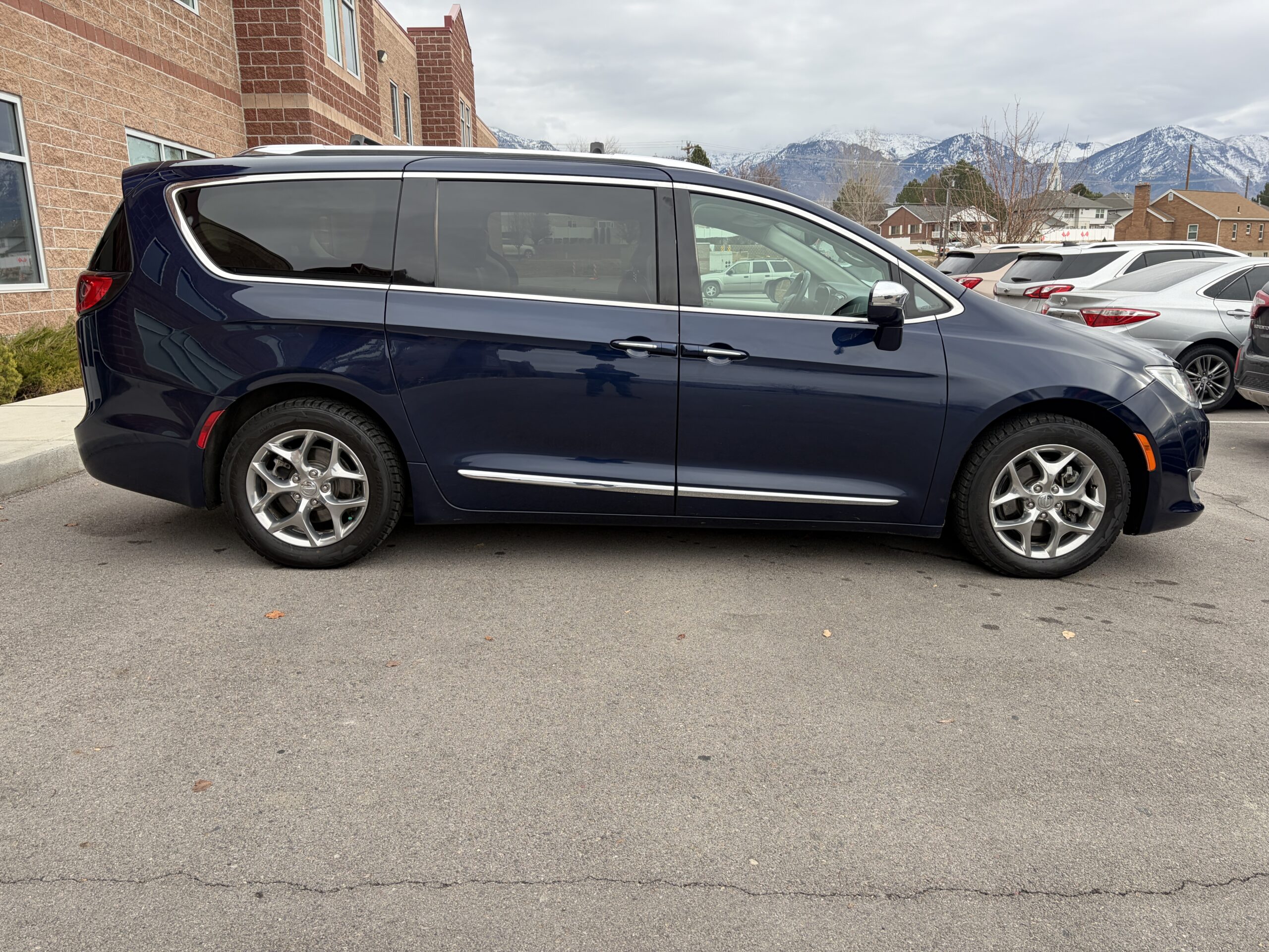 2018 Chrysler Pacifica Limited Minivan 4D