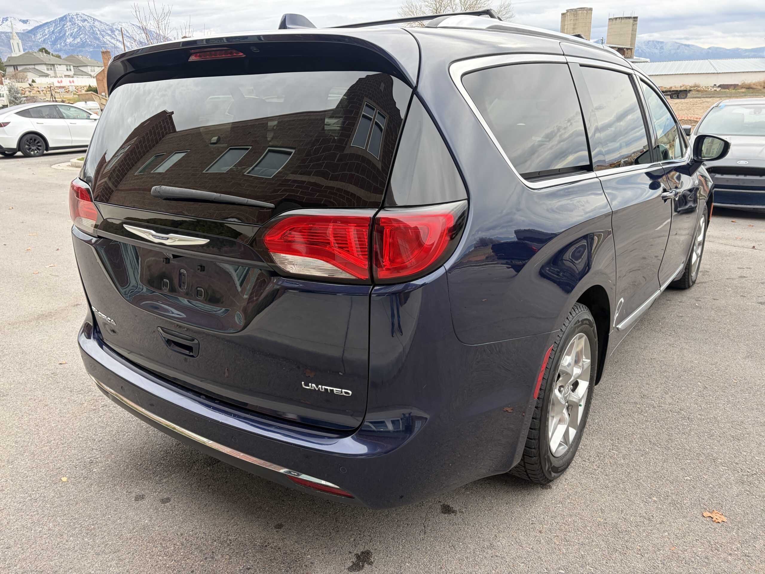 2018 Chrysler Pacifica Limited Minivan 4D