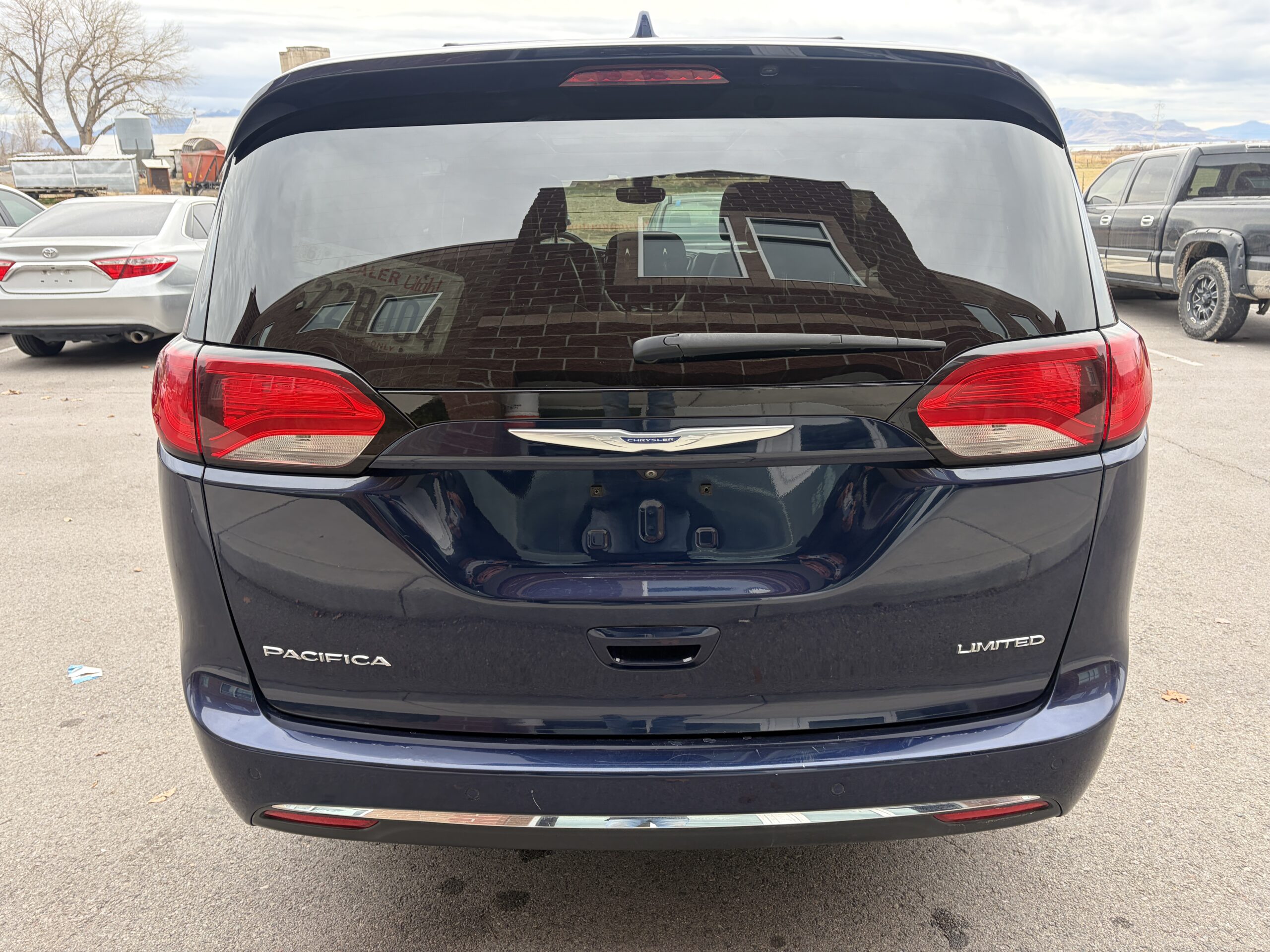 2018 Chrysler Pacifica Limited Minivan 4D