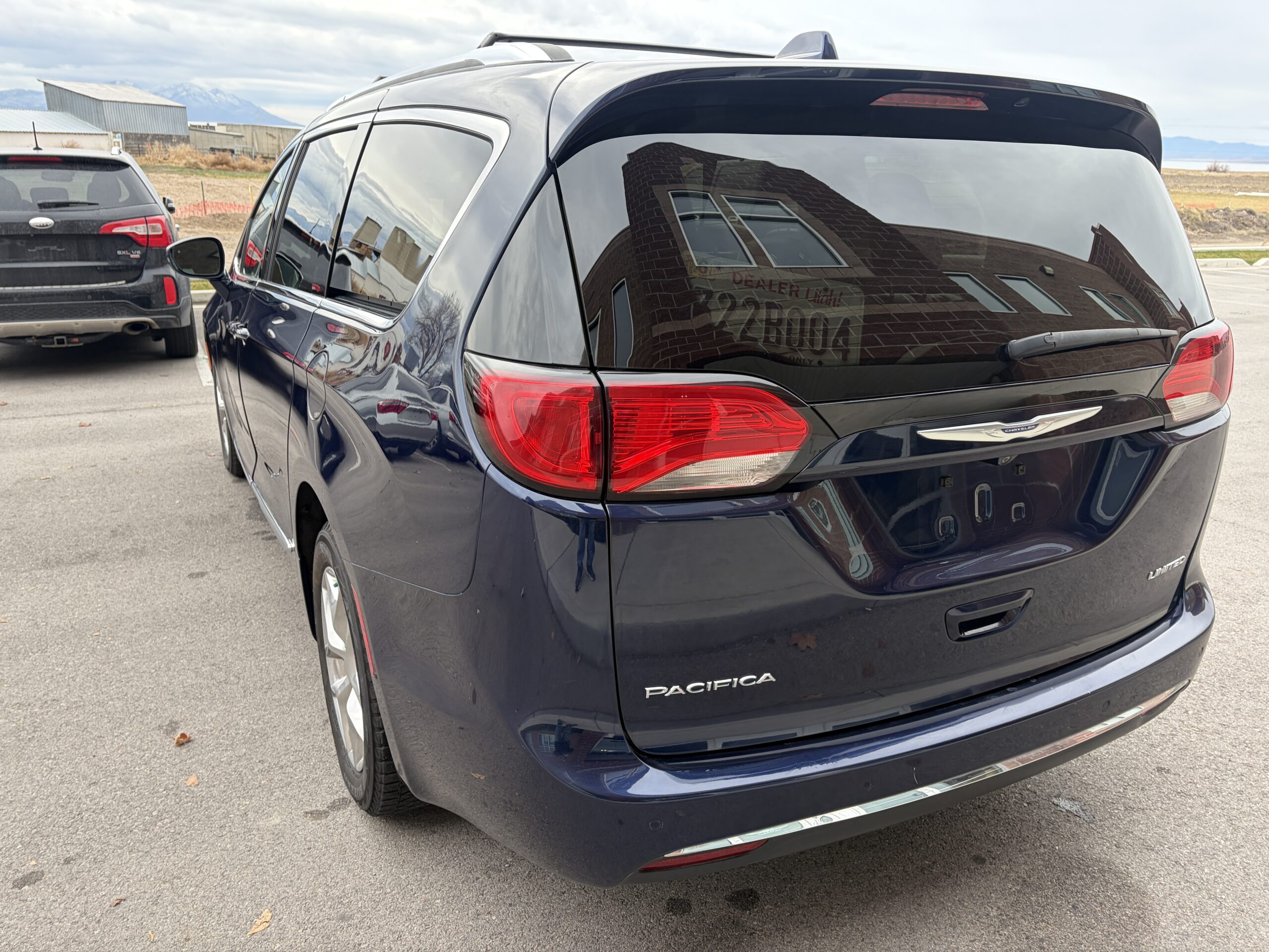 2018 Chrysler Pacifica Limited Minivan 4D