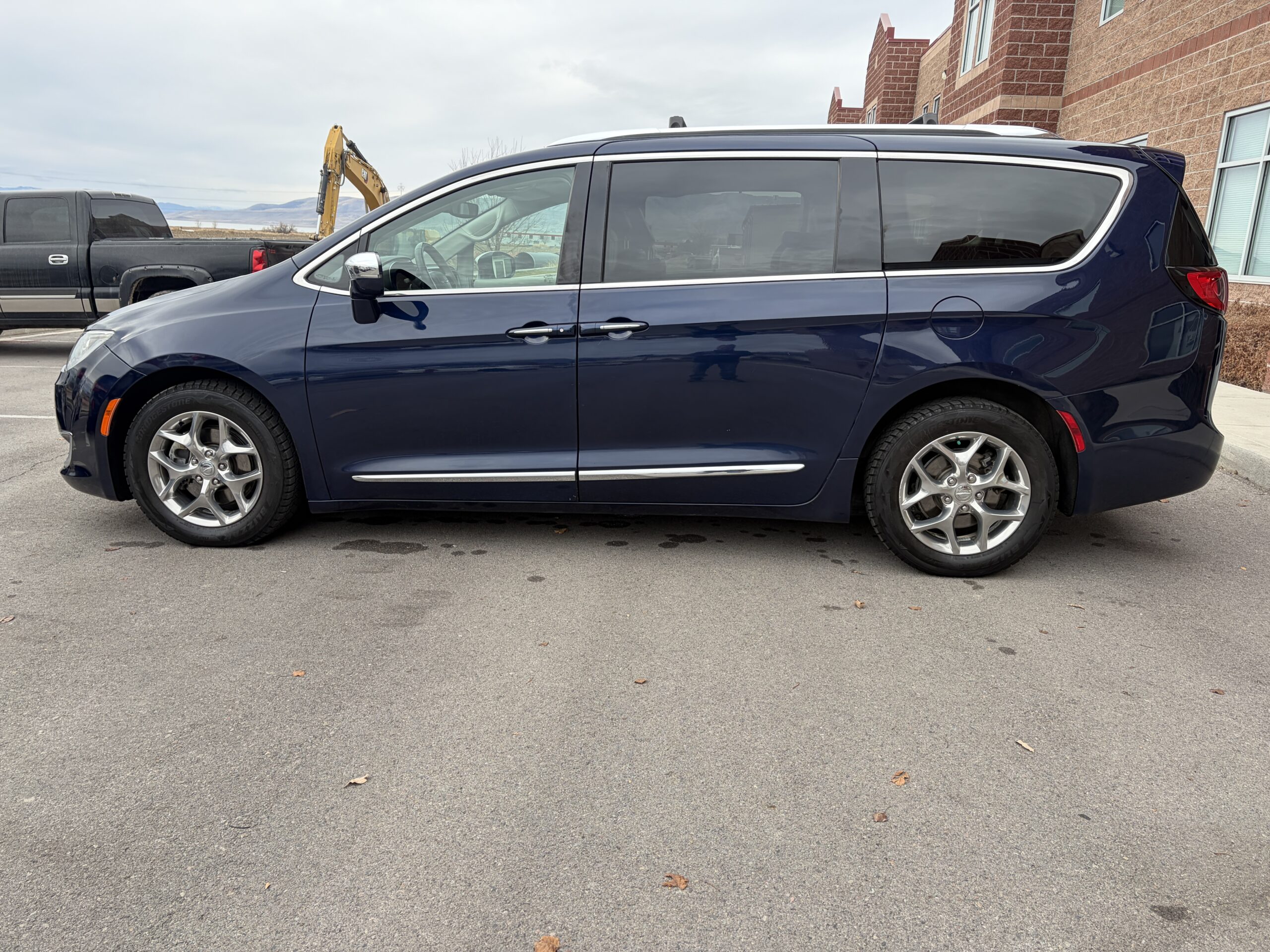 2018 Chrysler Pacifica Limited Minivan 4D