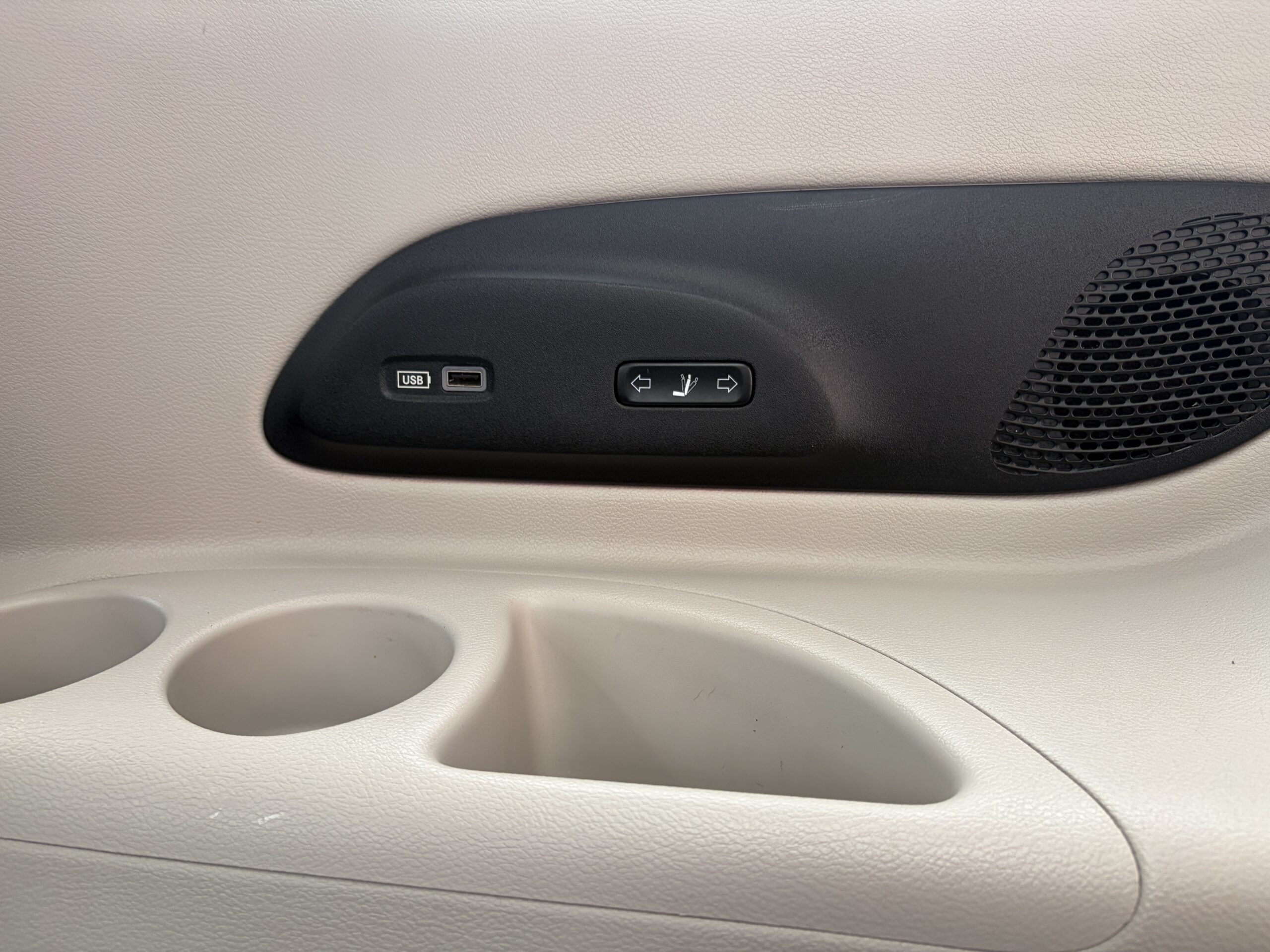 2018 Chrysler Pacifica Limited Minivan 4D