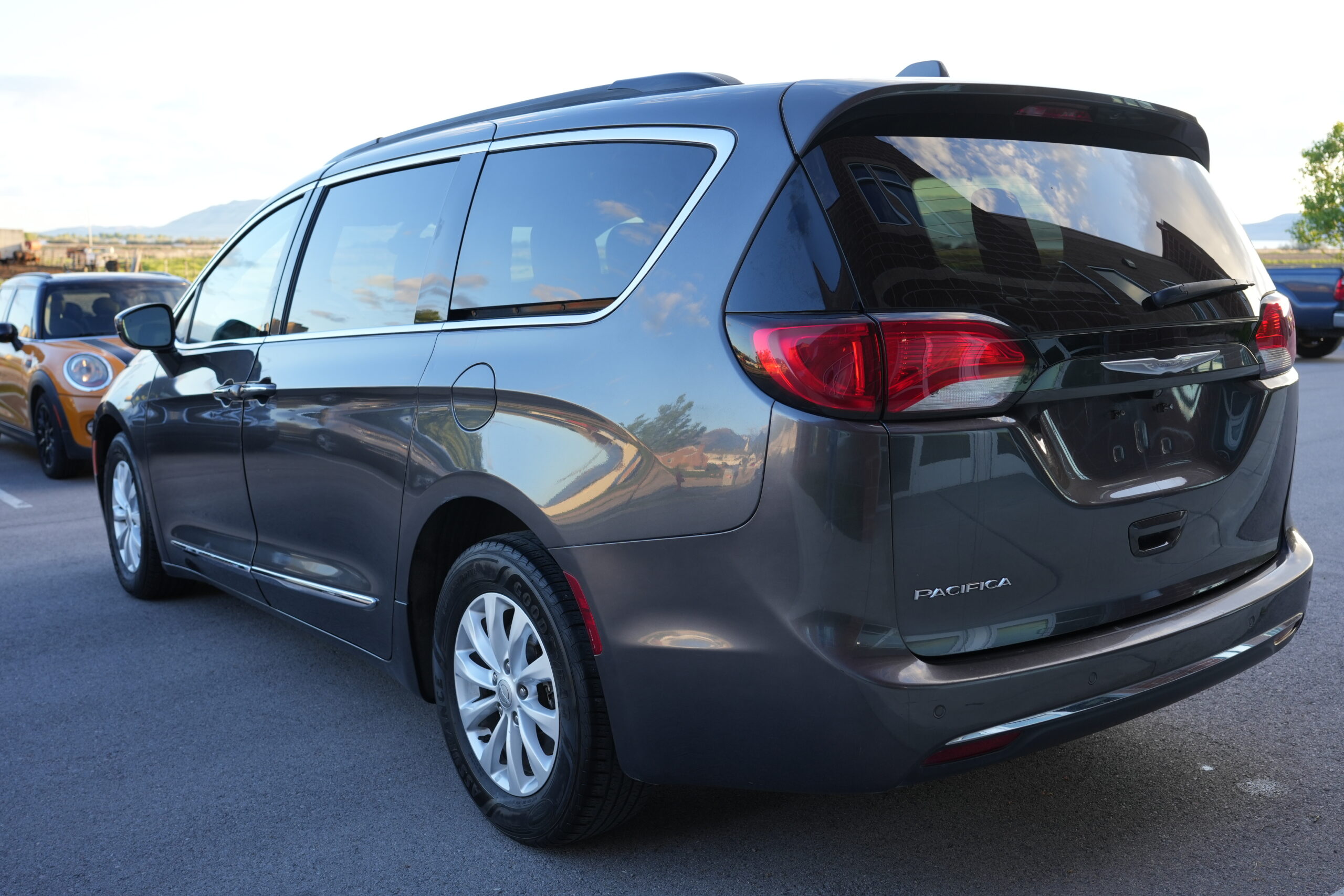 2017 Chrysler Pacifica Touring-L Minivan 4D