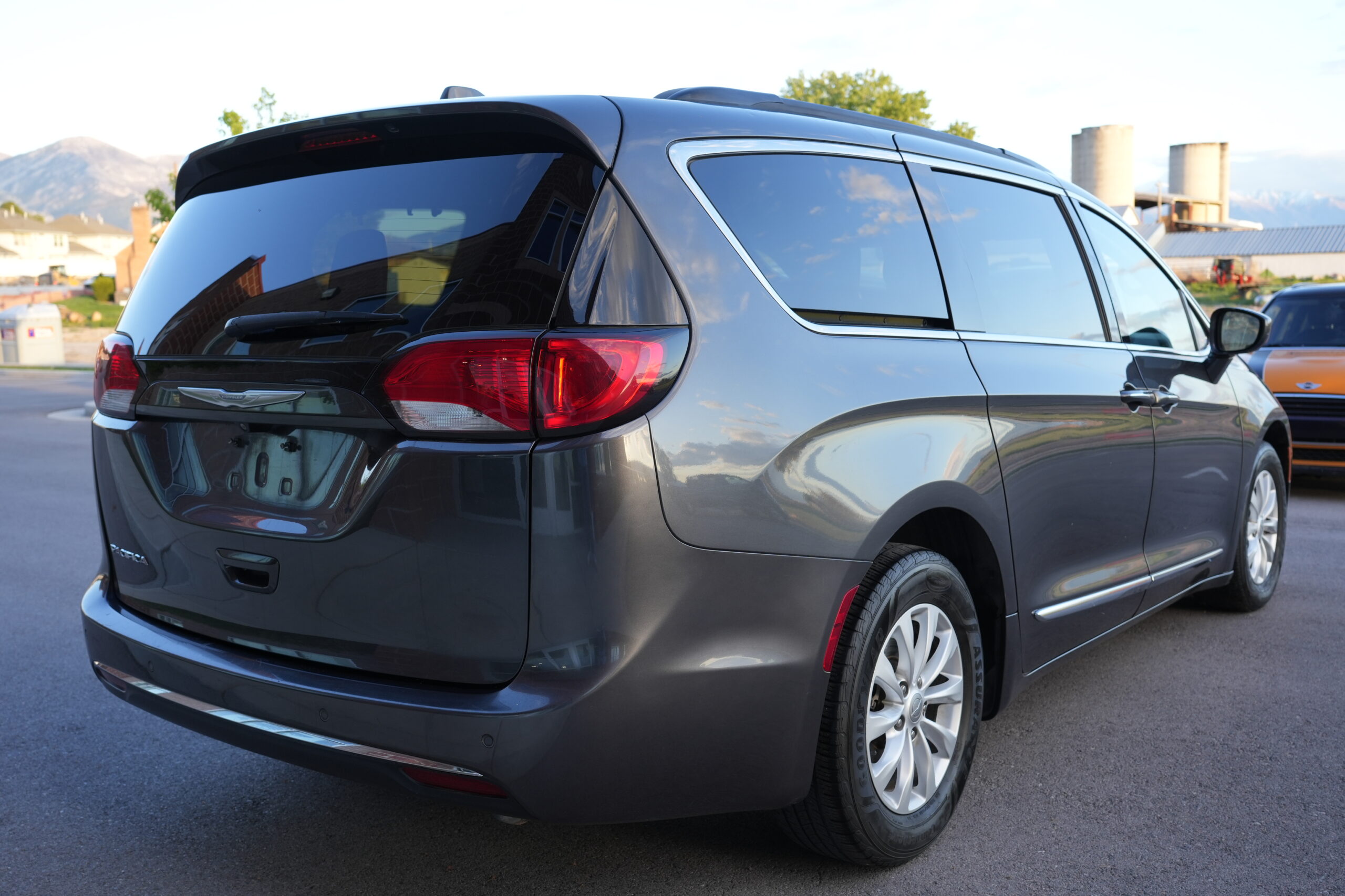 2017 Chrysler Pacifica Touring-L Minivan 4D