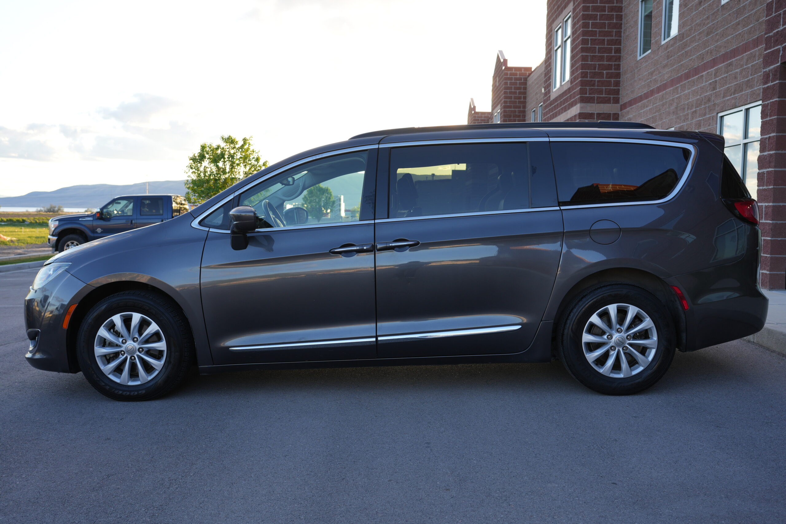 2017 Chrysler Pacifica Touring-L Minivan 4D